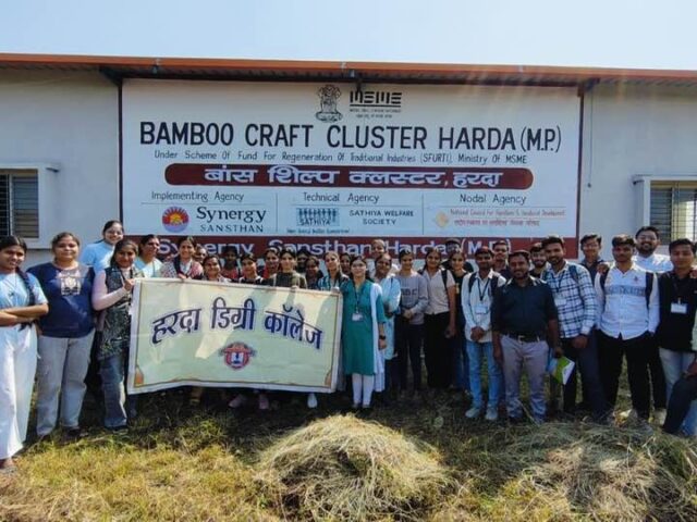 MBA I Sem विद्यार्थियों का बाँस उद्योग केंद्र टिमरनी में Internship Visit